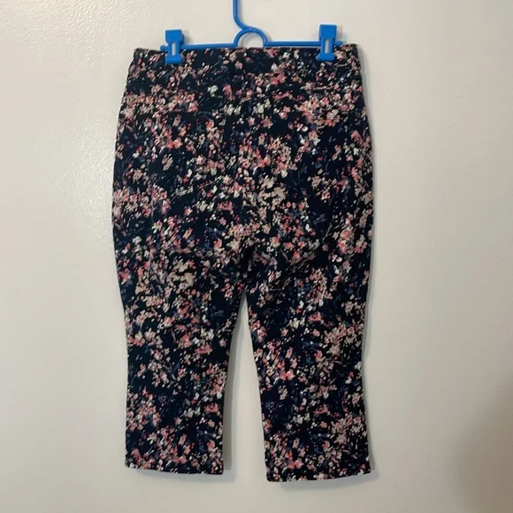 Bandolino size 8 capris pants blue with white and pink flowers floral print - Picture 3 of 8